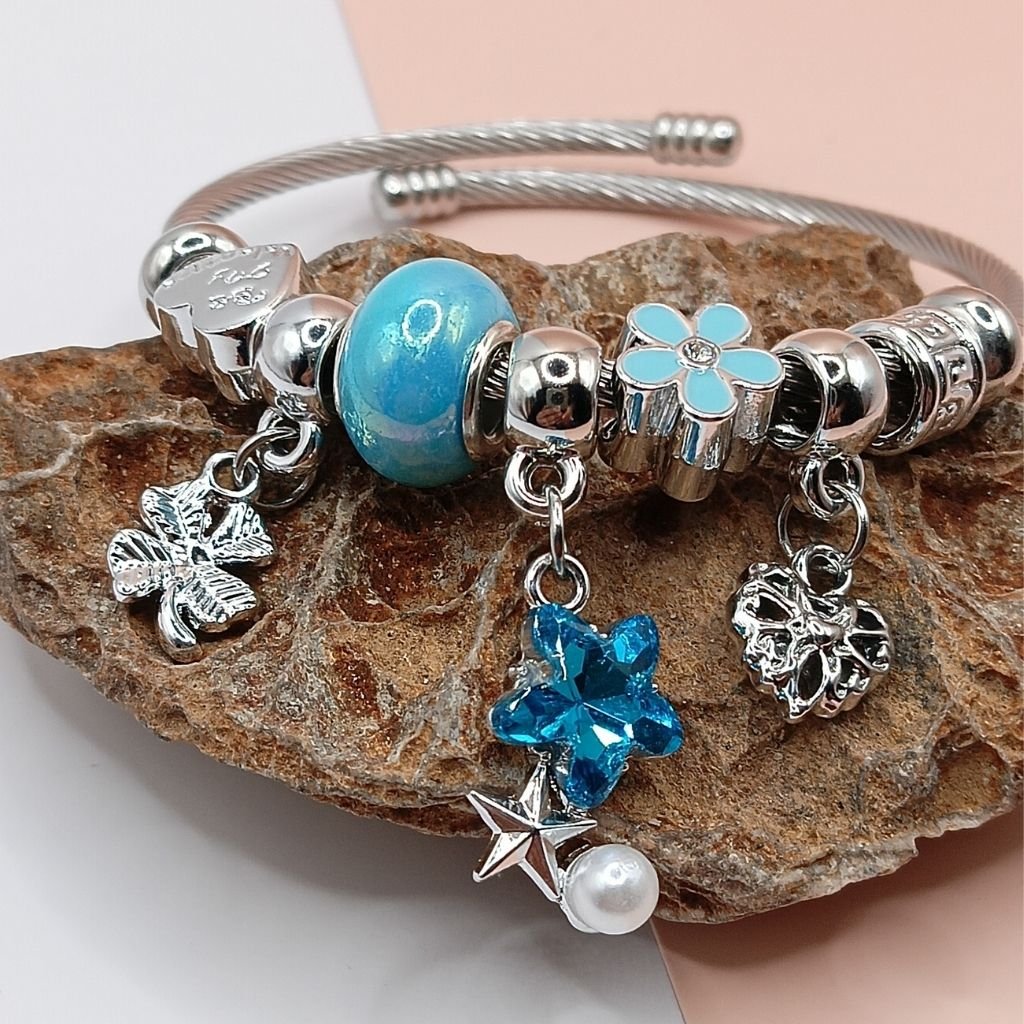 Ατσάλινο βραχιόλι με charms σε μπλε αποχρώσεις - Image 2