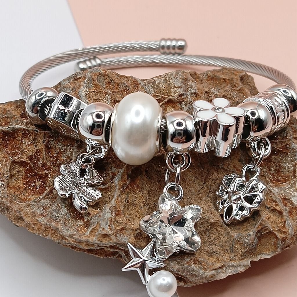 Ατσάλινο βραχιόλι με λευκές πέρλες και charms - Image 2