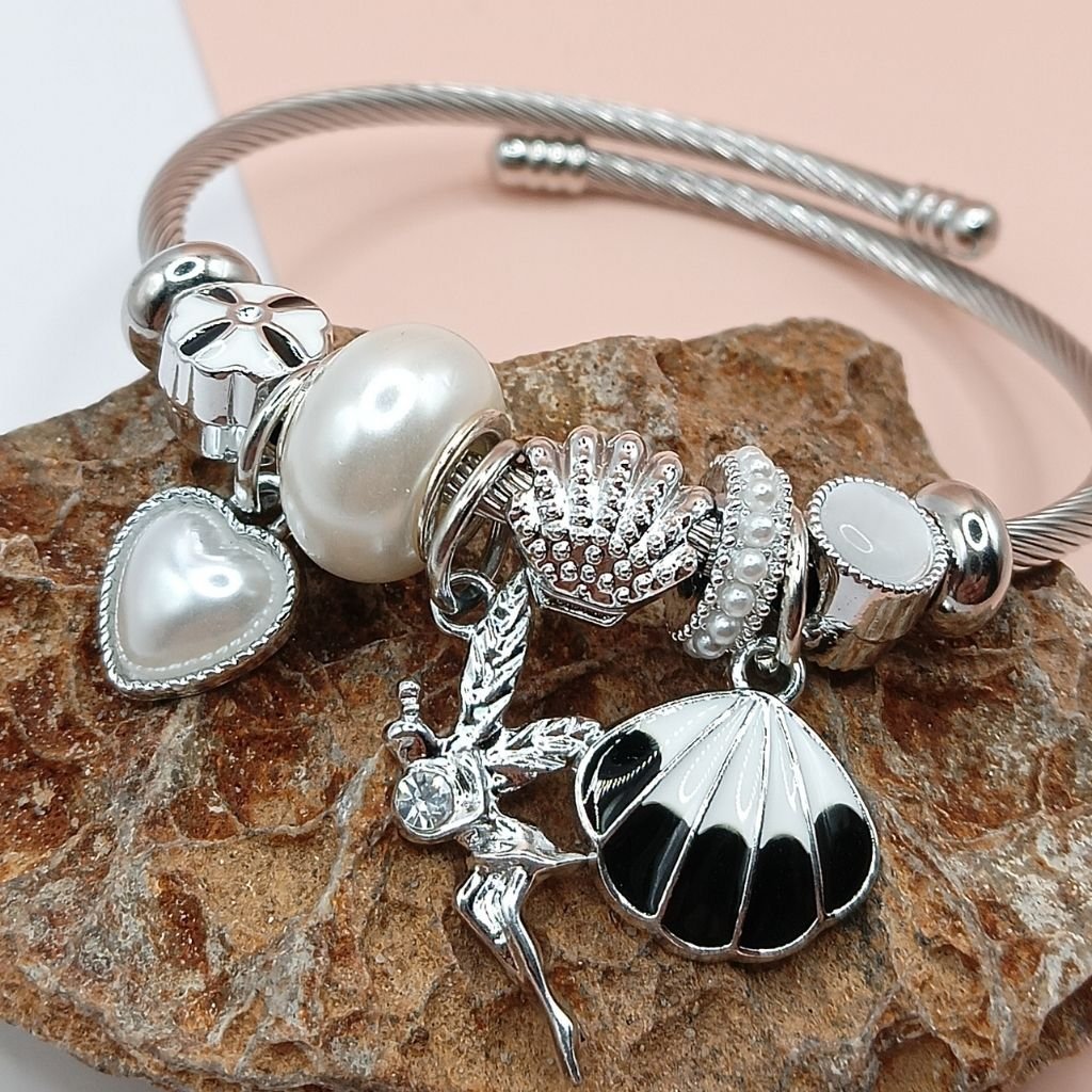 Ατσάλινο βραχιόλι με μαργαριτάρι & charms σε ασημί - Image 2